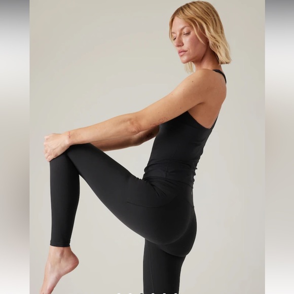 ❌ SOLD ❌ ATHLETA TRANSCEND SCOOP BUILT-IN BRA TANK A-C, Size M, Black (NWT) - Picture 13 of 16